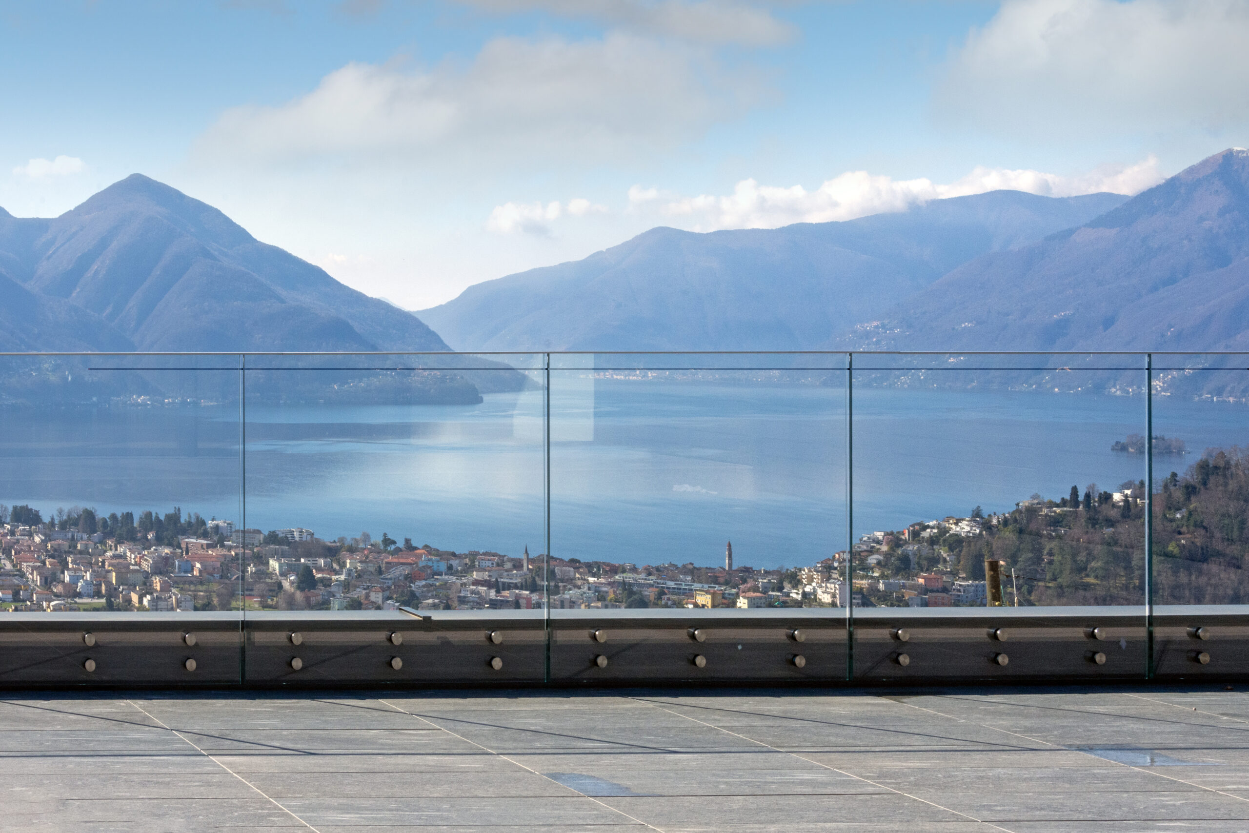 Trasparenza che protegge: parapetti e pensiline Faraone per Como e Lombardia